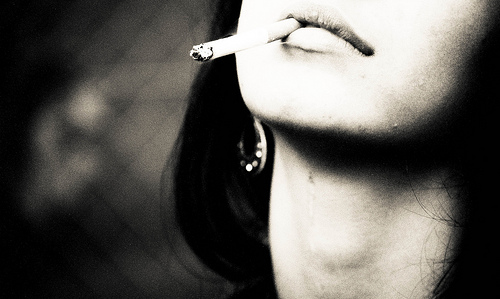 ゲーセンで喫煙するDQNに、女店員「ここ禁煙なんで」DQN『は～？意味わかりませんｗｗｗ』