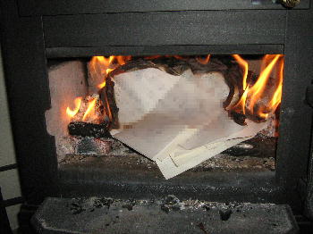 母の遺品を改めて整理してたら、宛先不明で母に返送されてきた手紙がいっぱい入ってた。母の手紙は燃やして捨てた。